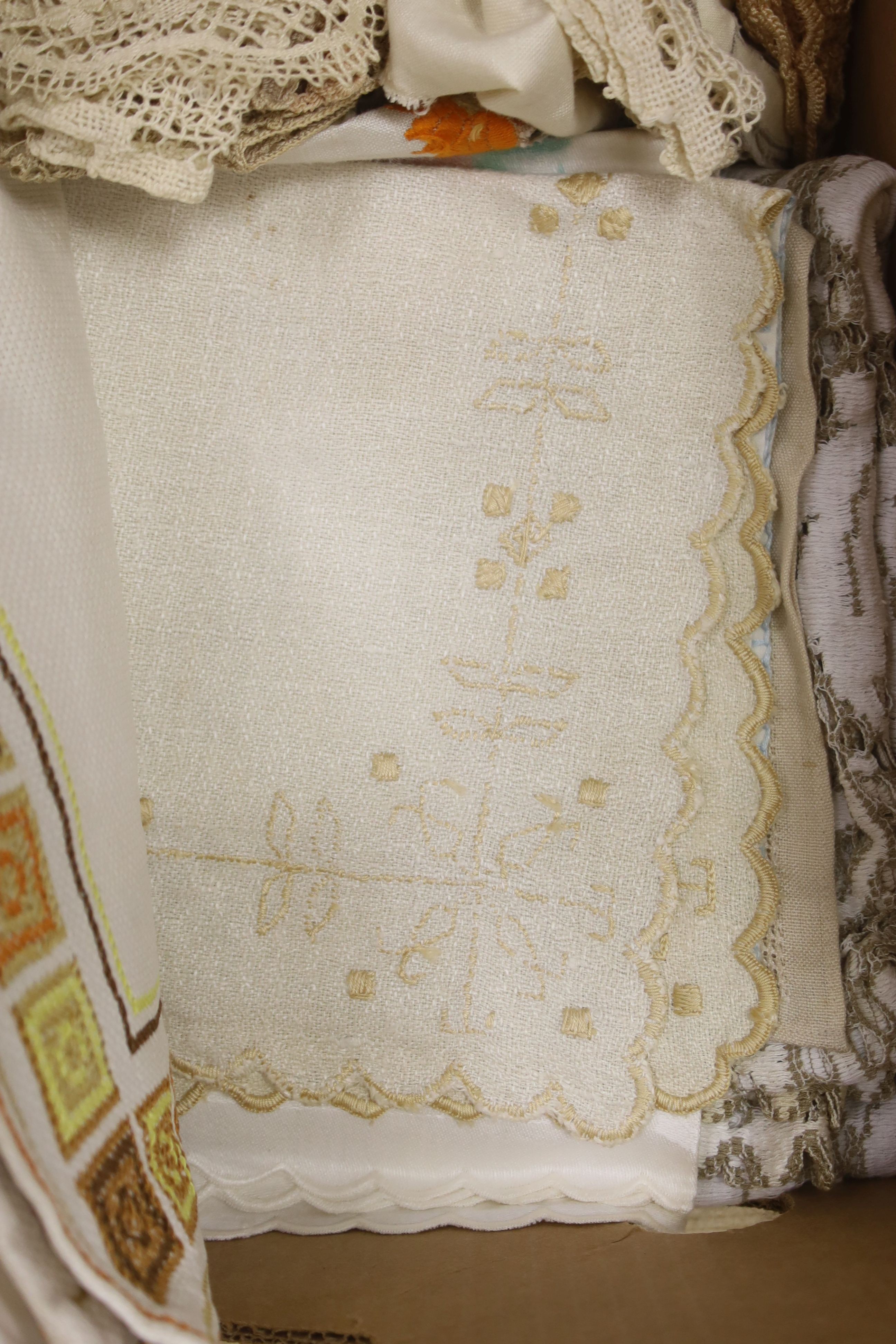 A quantity of vintage linen and lace